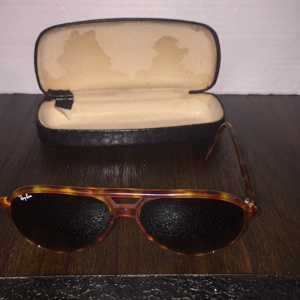 Rayban sunshades with one arm missing